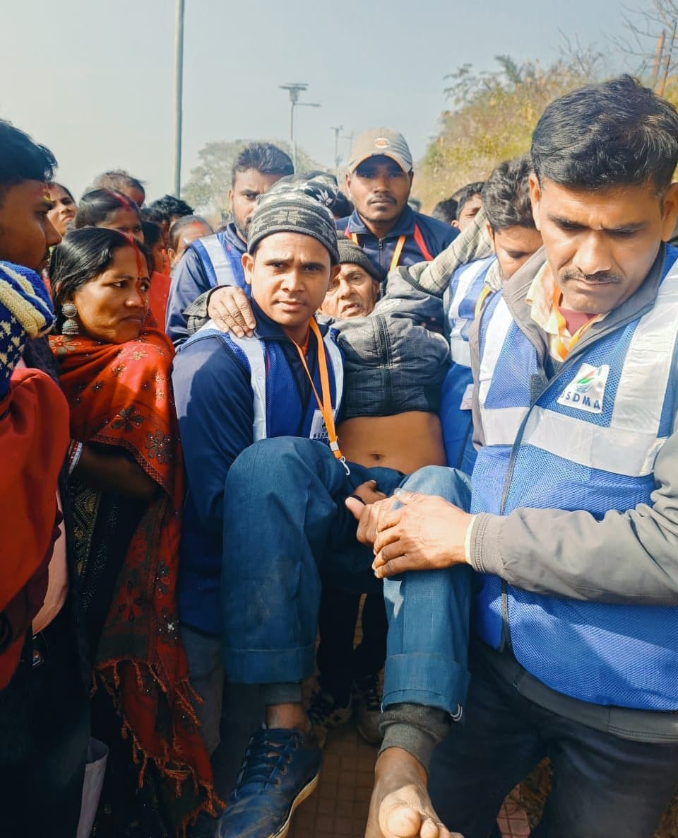 आपदा मित्र मंदार मेला में लोगों की कर रहे मदद