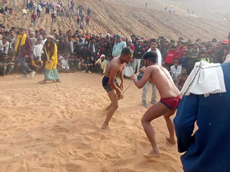 कुश्ती में पहलवानों ने की जोर-अजमाइश