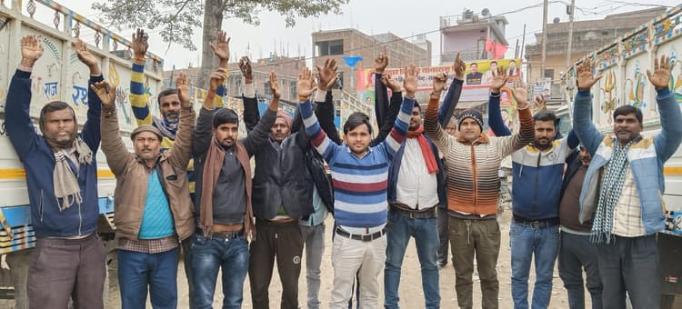 पिकअप चालकों ने किया प्रदर्शन