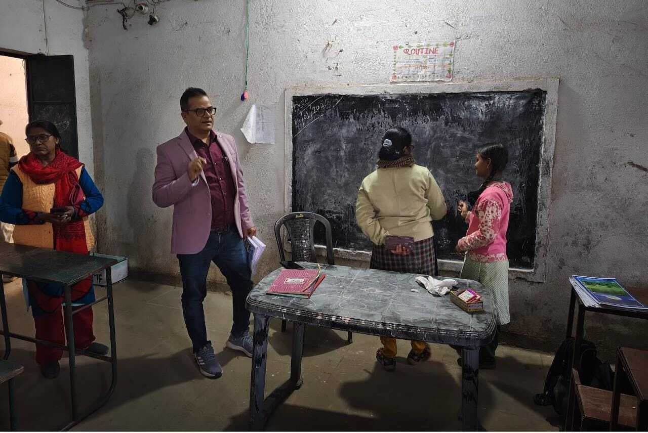 बीडीओ ने स्कूली बच्चों को पढ़ाया शिक्षा का पाठ