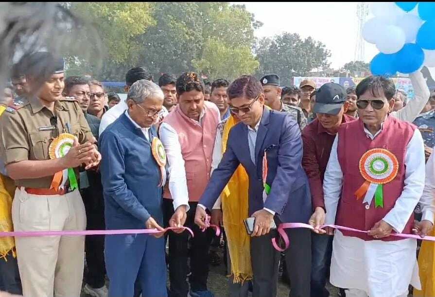 जंगीपुर एसपी ने क्रिकेट टूर्नामेंट का किया शुभारंभ