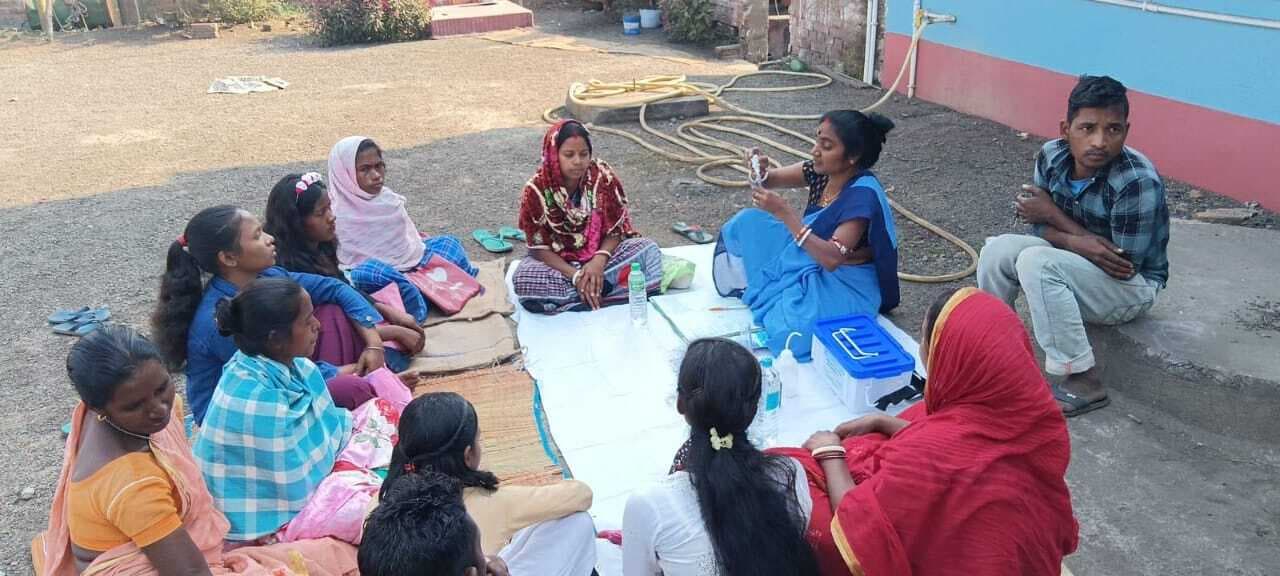 ग्रामीणों को जल की गुणवत्ता की दी गयी जानकारी