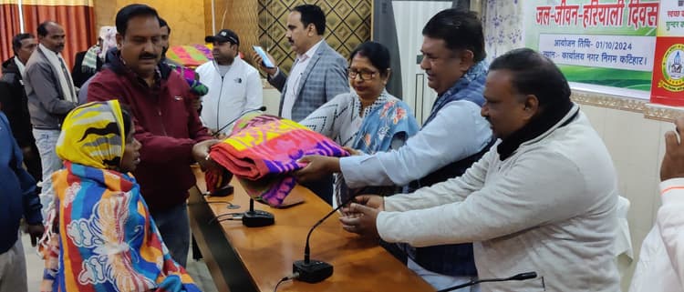 सफाई कर्मियों के बीच किया गया कंबल का वितरण