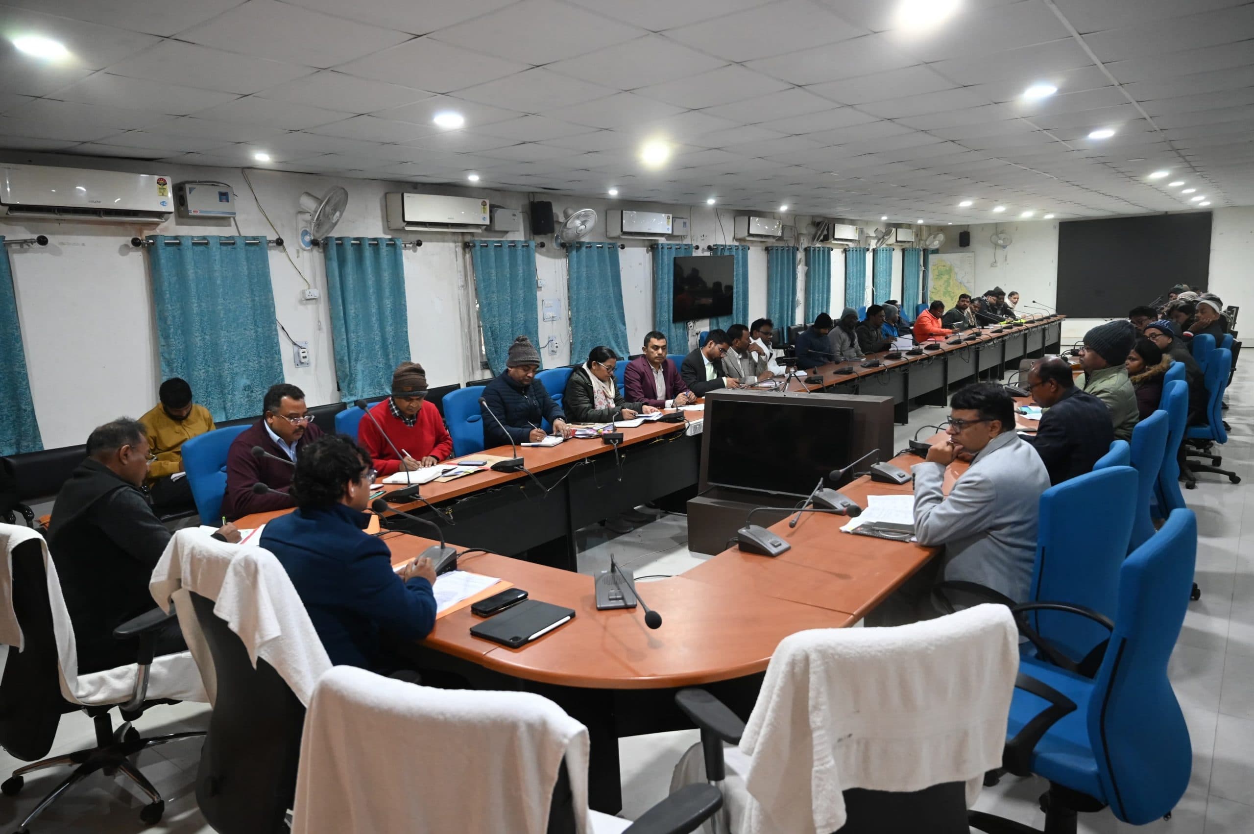 19 जनवरी को 18 केंद्रों पर सात हजार अभ्यर्थी बहाली परीक्षा में होंगे शामिलचौकीदार व एनएचएम स्वास्थ्य विभाग की नियुक्ति की तैयारी पूरीसंवाददाता, साहिबगंजचौकीदार व एनएचएम स्वास्थ्य विभाग की नियुक्ति को लेकर जिला स्तरीय प्रतियोगिता परीक्षा 19 जनवरी 2025 रविवार को प्रथम पाली में जिला मुख्यालय के 18 केंद्रों पर होगी. पहली पाली में एनएचएम के तहत संत जेवियर्स स्कूल (हिंदी) में एक ही केंद्र बनाया गया है. जहां सुबह 11 बजे से 1 बजे तक सामान्य ज्ञान व सामान्य विज्ञान की परीक्षा होगी. जबकि 17 केंद्रों पर चौकीदार बहाली की परीक्षा प्रथम पाली में सुबह 11 से 12:30 तक सामान्य ज्ञान व भाषा ज्ञान की परीक्षा कडी सुरक्षा व्यवस्था के बीच होगी. डीसी हेमंत सती ने बताया कि 18 केन्द्र में लगभग सात हजार परीक्षार्थी परीक्षा देंगे. परीक्षा के लिये केन्द्र कोड 10 एनएचएम के लिये 11 से 27 तक चौकीदार के लिये रखा गया है.साहिबगंज केंद्रकेंद्र कोड- परीक्षा केंद्र का नाम- विद्यार्थी की संख्या10- संत जेवियर्स स्कूल, हिंदी, साहिबगंज- 50011- रेलवे उच्च विद्याल साहिबगंज - 40012- केन्द्रीय विद्यालय साहिबगंज - 20013- मुख्यमंत्री उत्कृष्ट बालिका विद्यालय पोखरिया, साहिबगंज- 40014- उत्क्रमित नगरपालिका कन्या उच्च विद्यालय साहिबगंज- 25015- जवाहर नवोदय विद्यालय साहिबगंज - 32016- संध्या इंटर विद्यालय साहिबगंज - 50017- प्रोभिडेंस स्कूल साहिबगंज - 50018- संत जेवियर्स स्कूल अंग्रेजी साहिबगंज - 81019- राजस्थान इंटर विद्यालय साहिबगंज- 30020- पोलिटेक्निक कॉलेज साहिबगंज - 48021- पब्लिक उच्च विद्यालय साहिबगंज- 34022 - उत्क्रमित मध्य विद्यालय बडा पंचगढ बोरियो - 30023- साहिबगंज महाविद्यालय साहिबगंज- 50024- उत्क्रमित उच्च विद्यालय सोतीचौकी पांगढो बोरियो- 36025- प्लस टू उच्च विद्यालय कोदरजन्ना साहिबगंज- 40026- उत्क्रमित उच्च विद्यालय पुलिस लाइन बोरियो साहिबगंज- 24027- संत जोसेफ स्कूल साहिबगंज - 200कुल अभ्यर्थी- 7000सभी केंद्रों के लिए पदाधिकारी-दंडाधिकारी व पुलिस बल प्रतिनियुक्तसाहिबगंज. सभी केंद्रों पर एक पुलिस पदाधिकारी, चार पुलिस सशस्त्र बल व दो महिला बल के अलावे दंडाधिकारी की प्रतिनियुक्ति की गयी है. साथ ही सभी केंद्र के लिए गश्ती दल दंडाधिकारी की प्रतिनियुक्ति की गयी है. बताया गया कि डीएसओ झुन्नू कुमार मिश्रा, जिला भू-अर्जन पदाधिकारी छूटेश्वर कुमार दास, डीटीओ मिथिलेश चौधरी, डीपीआरएम अनिल कुमार की नियुक्ति की गयी है. एसडीओ व एसडीपीओ को सभी केंद्रों पर शांति व विधि-व्यवस्था की जिम्मेवारी दी गयी है. नियंत्रण कक्ष का नंबर 9631155933, 9006963963 उपलब्ध रहेगा. वरीय प्रभार में एसी गौतम भगत व सहयोगी पदाधिकारी में श्रम अधीक्षक धीरेंद्र नाथ महतो रहेंगे.परीक्षा केन्द्रों पर बनेगा हेल्प डेस्कसाहिबगंज - सभी 18 केन्द्रों पर हेल्पडेस्क का गठन किया गया है. कोई भी परीक्षार्थी मोबाइल इलेक्ट्रोनिक समान अंदर लेकर नहीं ले जा सकते है. नकल करने या प्रश्न-पत्र सह उत्तर पुस्तिका लेकर भाग जाने पर प्राथिक दर्ज कानूनी कार्रवाई की जायेगी.परीक्षार्थी एनआईसी के वेवसाईट से डाउनलोड करे एडमिट कार्डसाहिबगंज - चौकीदार व एनएचएम स्वास्थ्य विभाग की नियुक्ति को लेकर एनआईसी के वेवसाईट में लाेड कर दिया गया है डाउनलोड कर एडमिट कार्ड निकाल सकते है. फोटो चिपकाकर परीक्षा केन्द्र में आयेगे.डीसी हेमंत सती की अध्यक्षता में चौकीदार परीक्षा की तैयारियां पर समीक्षा बैठक आयोजितफोटो नं 16 एसबीजी 52 हैकैप्सन - गुरूवार को बैठक करते डीसीसंवाददातासाहिबगंज - 19 जनवरी 2025 को आयोजित होने वाली जिला चौकीदार परीक्षा को लेकर समाहरणालय सभागार में डीसी हेमंत सती की अध्यक्षता में एक अहम समीक्षा बैठक संपन्न हुई. बैठक में परीक्षा को निष्पक्ष, पारदर्शी और व्यवस्थित रूप से संपन्न कराने के लिए व्यापक रणनीति तैयार की गई. डीसी ने विभिन्न विभागों के पदाधिकारी को उनके दायित्वों की जानकारी दी और सभी को निर्देश दिया कि परीक्षा की प्रक्रिया में किसी भी प्रकार की लापरवाही बर्दाश्त नहीं की जाएगी.बैठक के दौरान डीसी ने परीक्षा