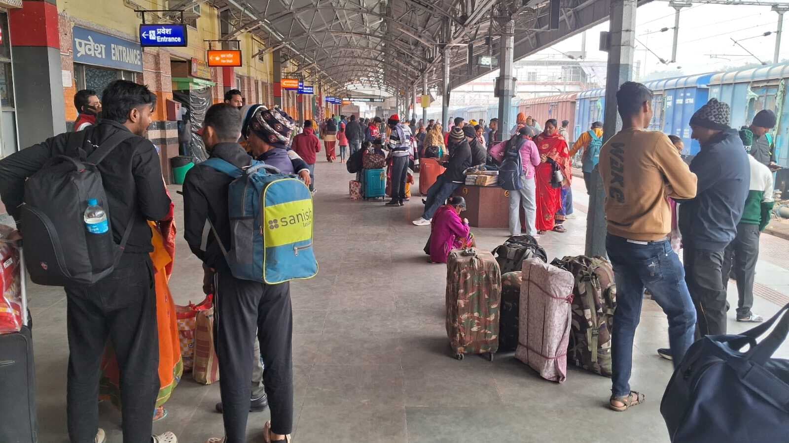 Munger news : जमालपुर-मानसी डेमू ट्रेन कैंसिल रहने से यात्री रहे परेशान