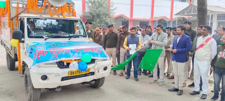 डीएम ने हरी झंडी दिखाकर परिवहन विभाग के जागरूकता को किया रवाना