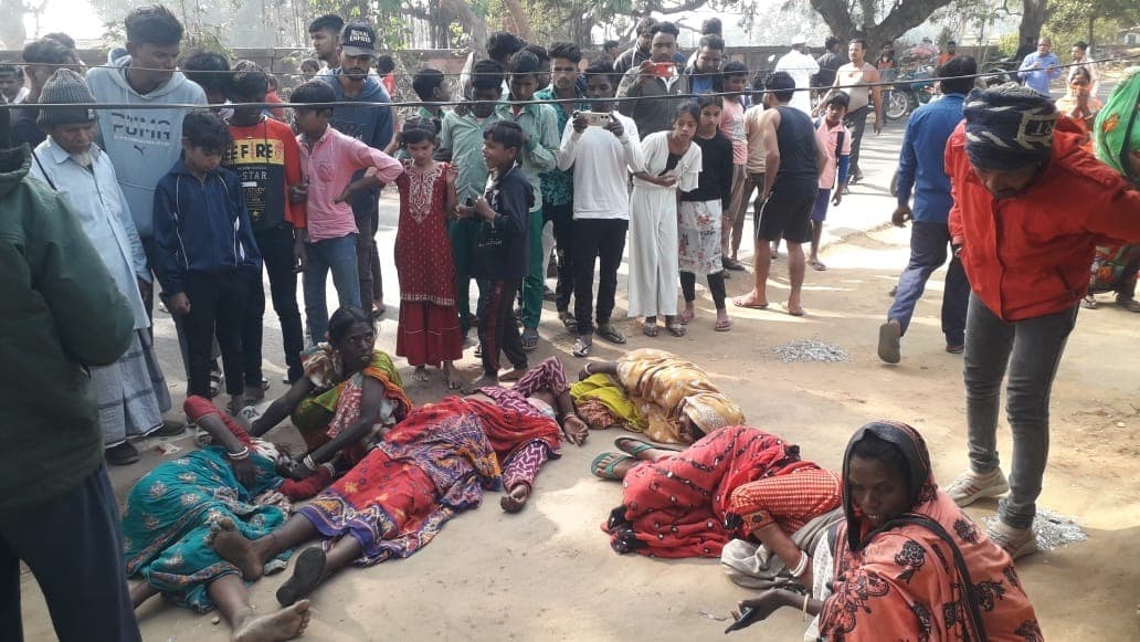 बिजली के खंभे से टकराया ऑटो, मुखिया समेत पांच घायल