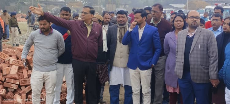 सीएम की यात्रा को ले कार्यक्रम स्थल का डीआईजी, डीएम, एसपी ने लिया जायजा