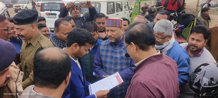 जनहित मोर्चा ने विभिन्न समस्याओं को ले डीएम को सौंपा ज्ञापन