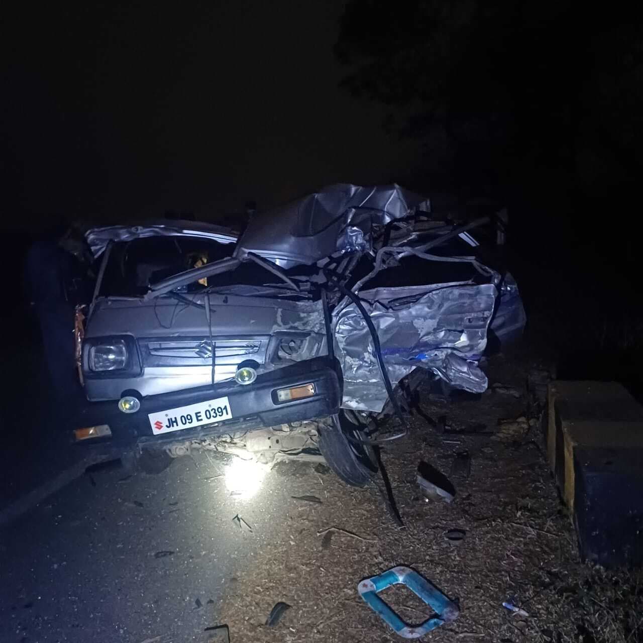 Giridih News :मेले में आइसक्रीम बेचकर लौट रहे तीन लोगों की सड़क हादसे में मौत, एक घायल