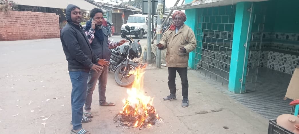 प्रशासन की ओर से की गयी अलाव की व्यवस्था