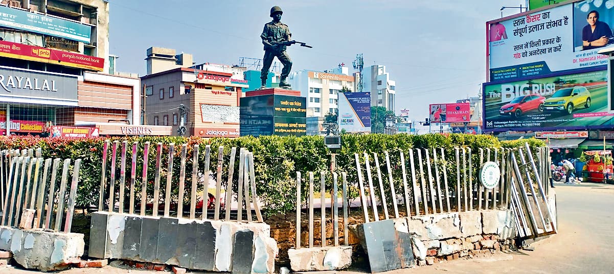 Ranchi news : 15 दिनों से उखड़ी टाइल्स व टूटी रेलिंग के बीच खड़ी है परमवीर अलबर्ट एक्का की प्रतिमा