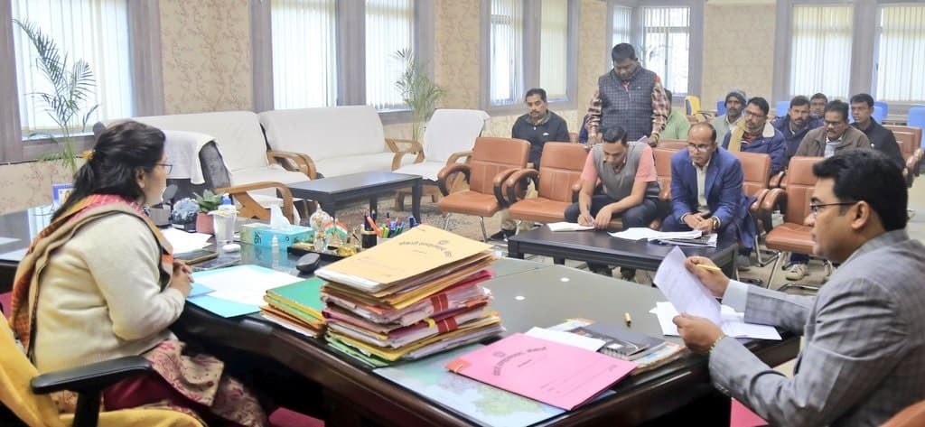 Bokaro News : काम में सुस्ती पर डीसी ने भू-अर्जन पदाधिकारी की लगायी क्लास