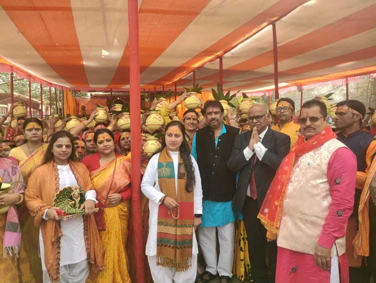 Dhanbad News: कलश यात्रा के साथ भागवत कथा शुरू