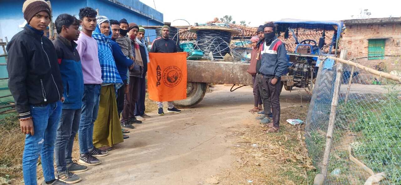 बल्ब की रोशनी से जगमग हुआ नरगंजो, ग्रामीणों ने सरल मुस्कान से उतारी आरती
