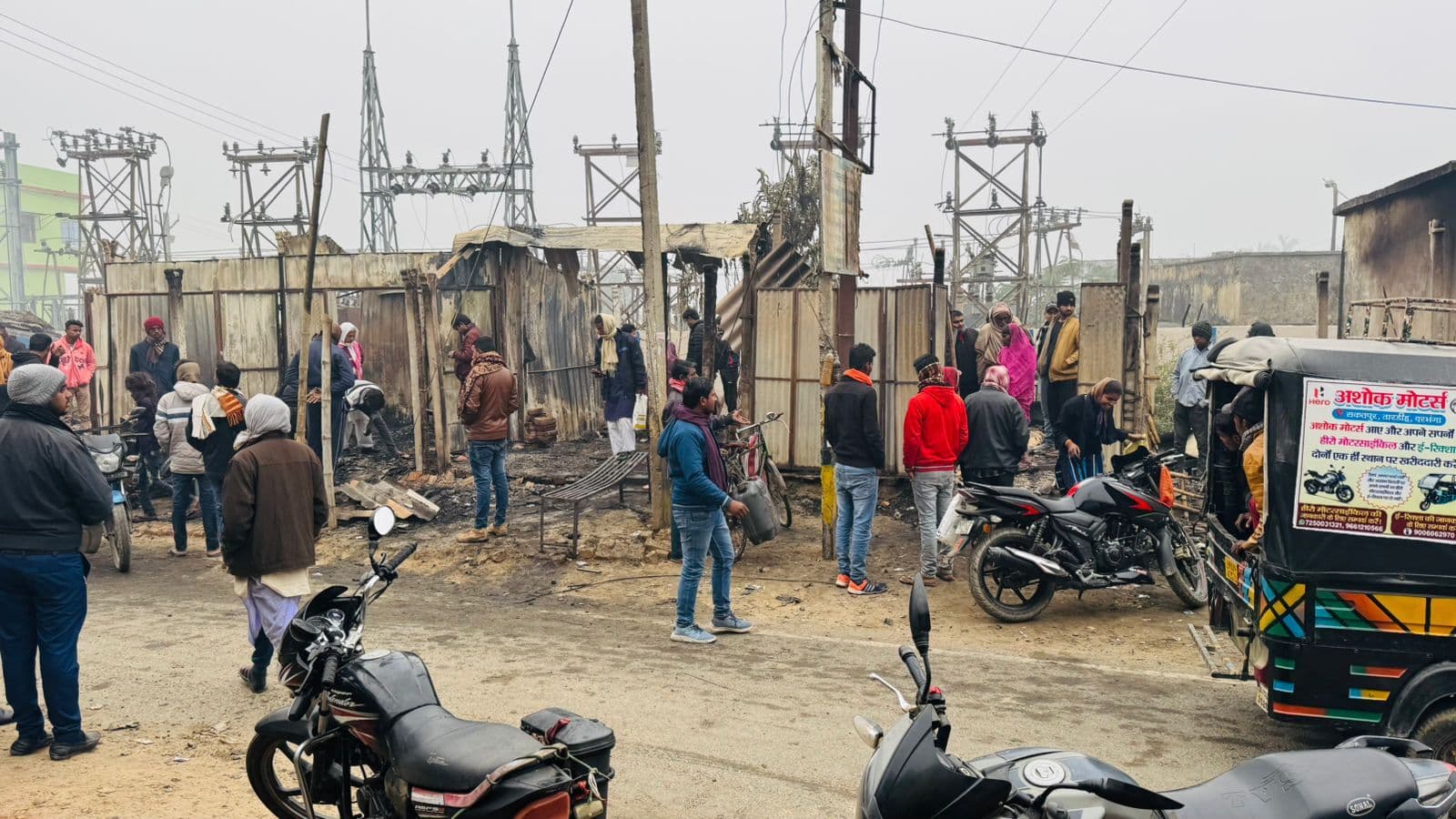 Madhubani News : लक्ष्मीपुर चौक पर आग लगने से लाखों का सामान नष्ट