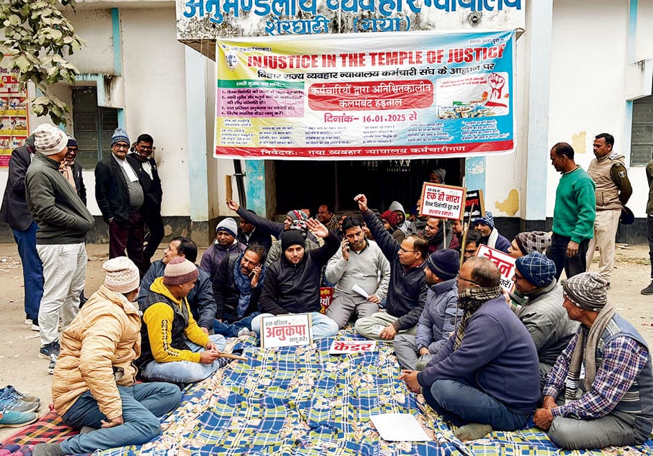 Gaya News : कोर्ट कर्मचारियों की अनिश्चितकालीन हड़ताल शुरू