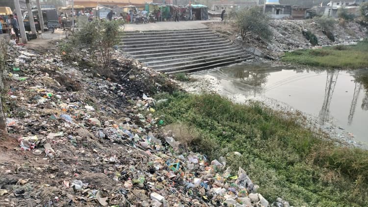 साहेब बांध में तेजी से फैल रही गंदगी, संक्रमण का खतरा