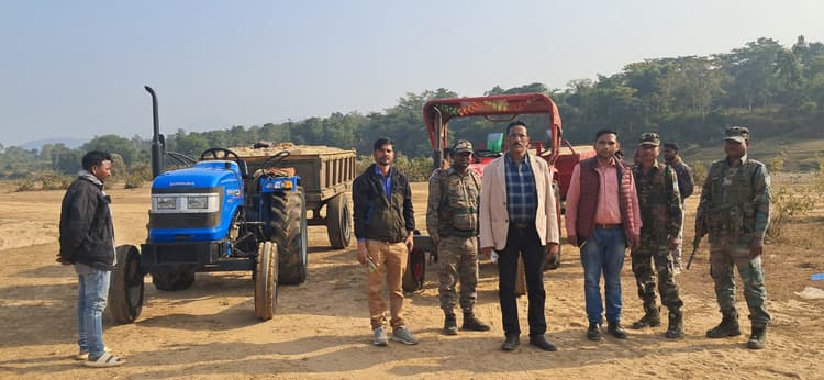 बालू लदे दो ट्रैक्टर जब्त