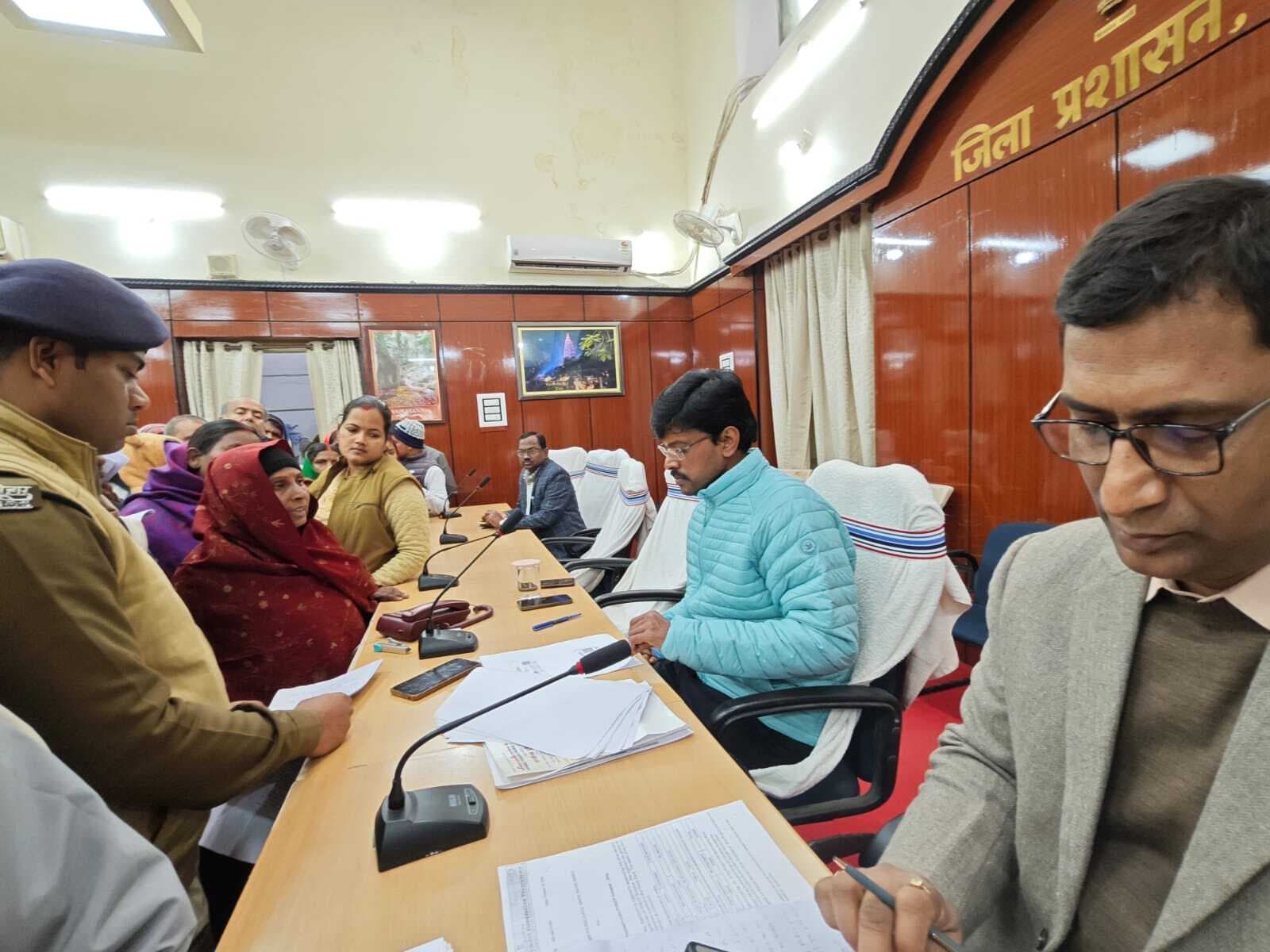 Gaya News : 100 से अधिक लोगों की शिकायतों को डीएम ने सुना