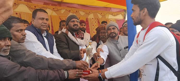 Deoghar news : क्रिकेट टूर्नामेंट के फाइनल मुकाबले में आदर्श एलेवन ने मुकेश एलेवन को हराया