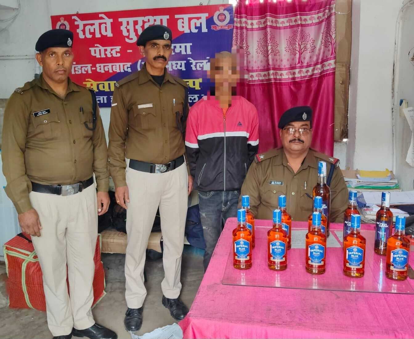 Gaya News : रेलवे लाइन के किनारे शराब के साथ चंदौती का युवक गिरफ्तार