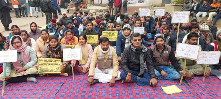 व्यवहार न्यायालय के कर्मियों की हड़ताल दूसरे दिन भी जारी