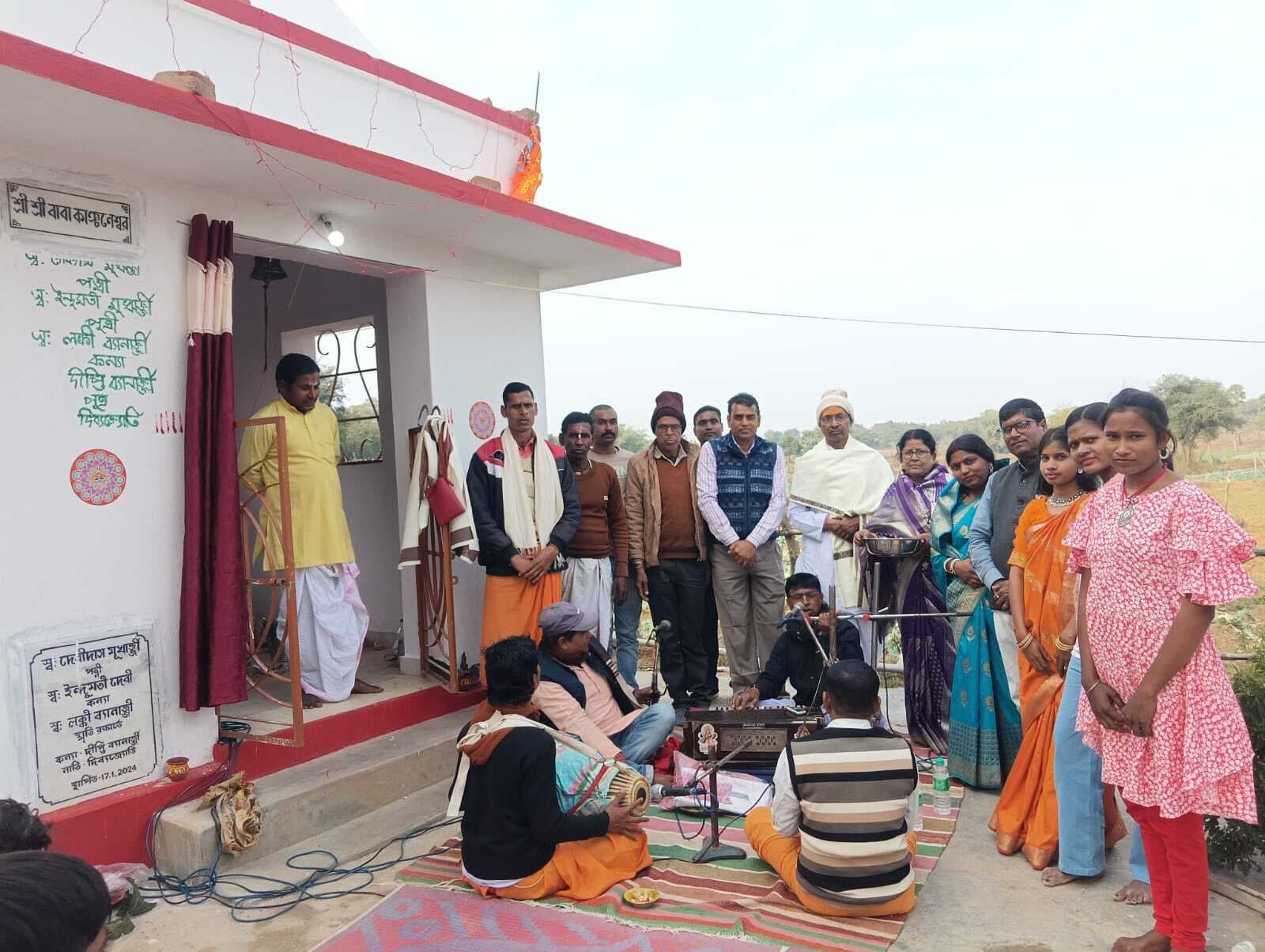 समाजसेवी ने महादेव मंदिर में किया रुद्राभिषेक