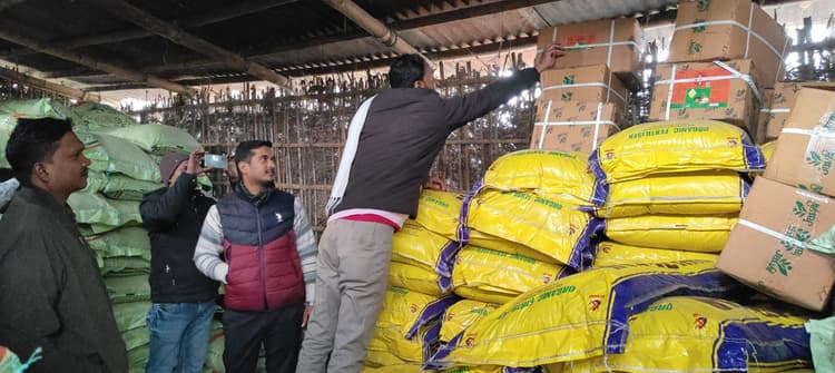 एसपी के निर्देश पर कार्रवाई, साढ़े 500 बोरा खाद जब्त