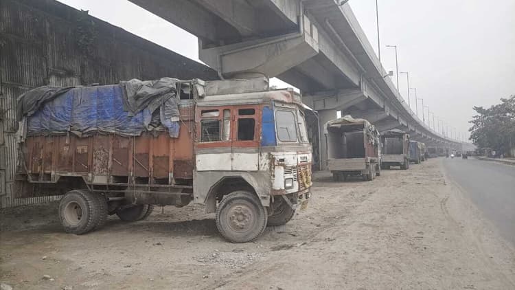 एनएच 27 उच्च पथ के सर्विस रोड पर फिर ट्रकों की अवैध पार्किंग शुरू