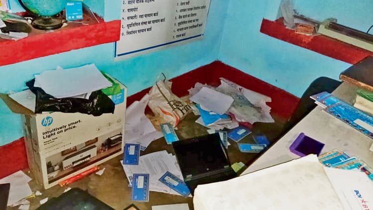 Gaya News : सीएसपी से 1.50 लाख रुपये नकद उड़ाये, जाते-जाते की तोड़फोड़