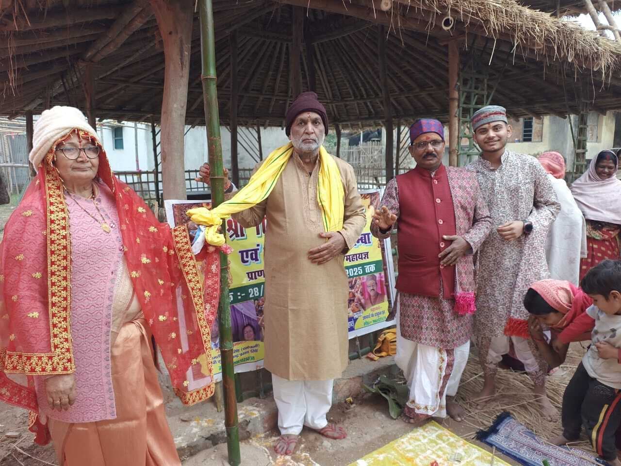 शतचंडी यज्ञ के लिए किया गया ध्वजारोहण