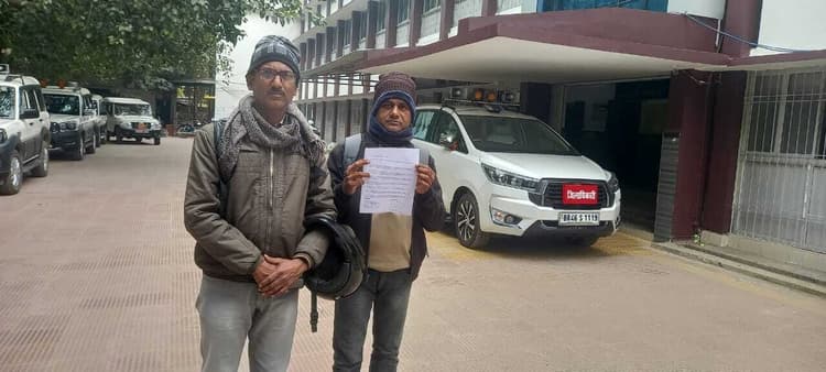 धान बिक्री की मुहर युक्त पक्की रसीद नहीं मिलने पर किसानों ने डीएम से लगायी गुहार