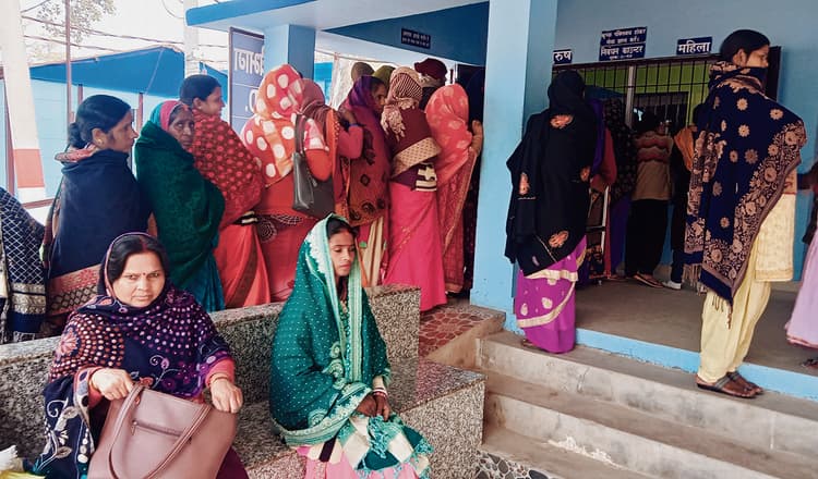 Chapra News : बढ़ी ठंड ने अस्पतालों में बढ़ायी मरीजों की संख्या