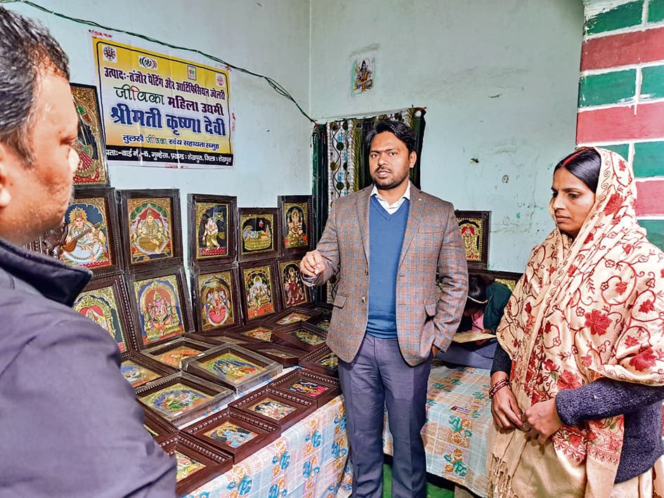 दक्षिण भारत की तंजौर कलाकृतियों को देखने गुन्हेशा गांव पहुंचे डीएम