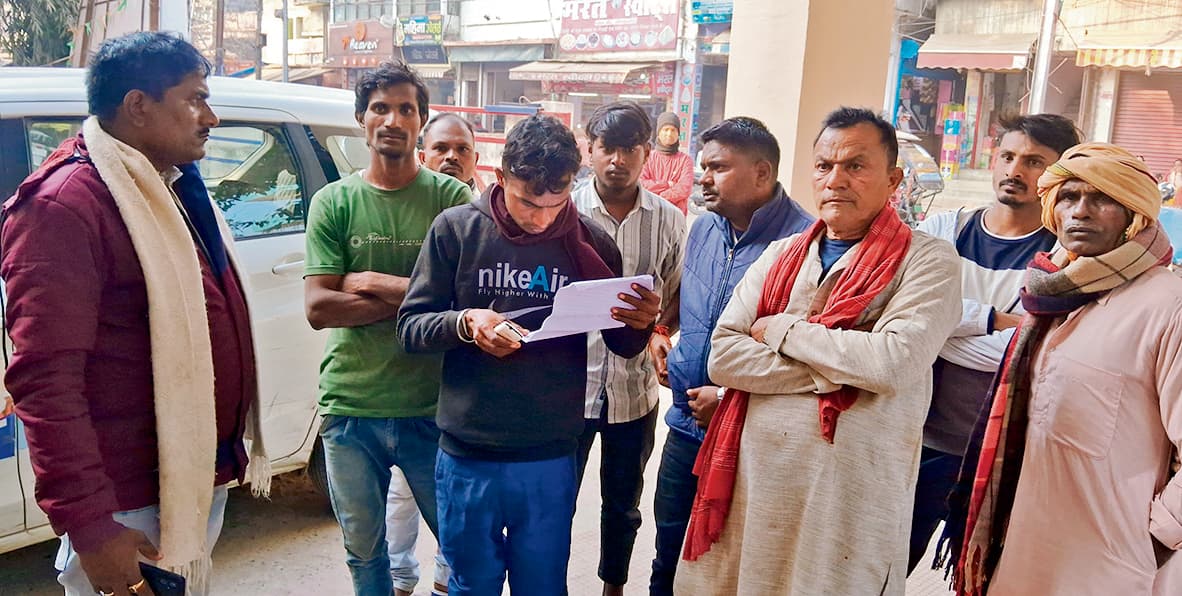 Gopalganj News : वी-मार्ट की छत पर मिले शव की हुई पहचान, ब्यूटी पार्लर की संचालिका पर हत्या का आरोप, थाने पहुंचे परिजन