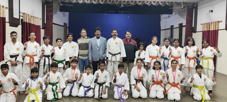 Karate : कराटे ट्रेनिंग व कलर बेल्ट्स ग्रेडेशन में 35 कराटेकारों ने हिस्सा लिया