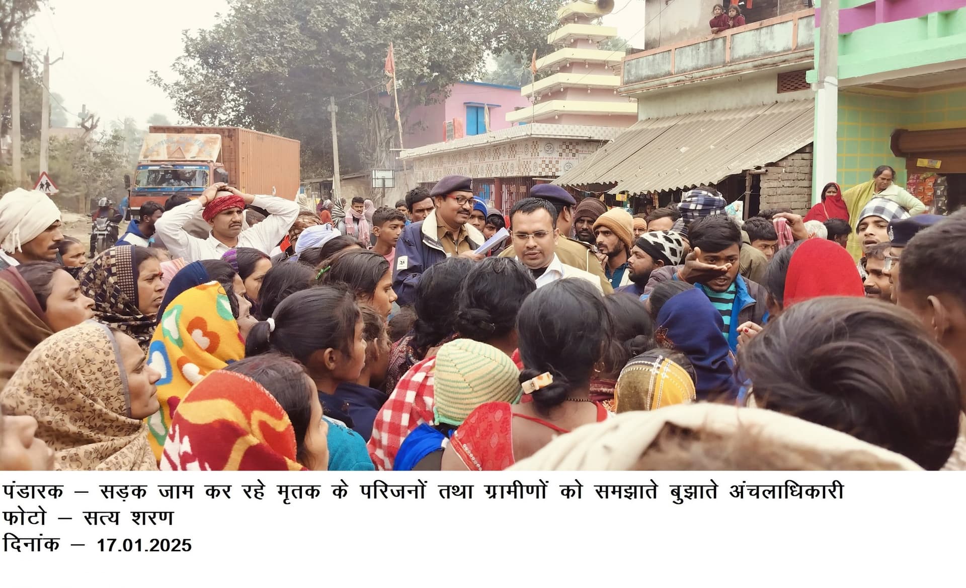 महिला की मौत के बाद आरोपित को छोड़ने की उड़ी अफवाह, पांच घंटे जाम की सड़क