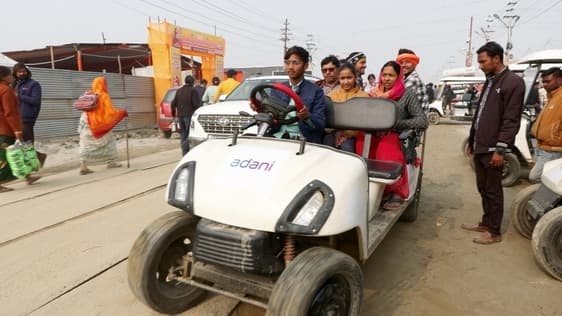 महाकुंभ में पहुंचे दिव्यांग व बुजुर्ग श्रद्धालुओं को सेवा दे रहा अदाणी का ग्रीन गॉल्फ कार्ट