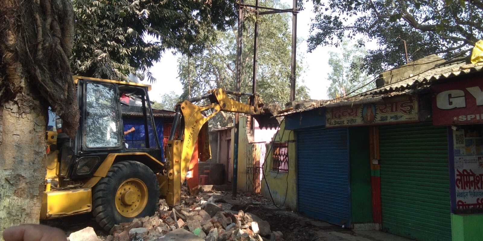 Chaibasa News : पहले दिन पोकलेन से 6 दुकानें तोड़ीं, टूटे स्थल पर रेलवे बनायेगी पार्किंग