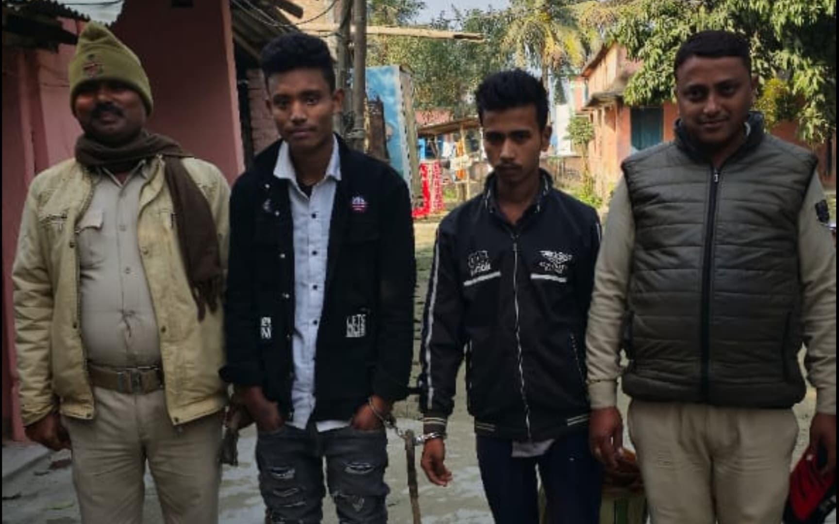 18 लीटर शराब के साथ दो तस्कर गिरफ्तार, बाइक जब्त