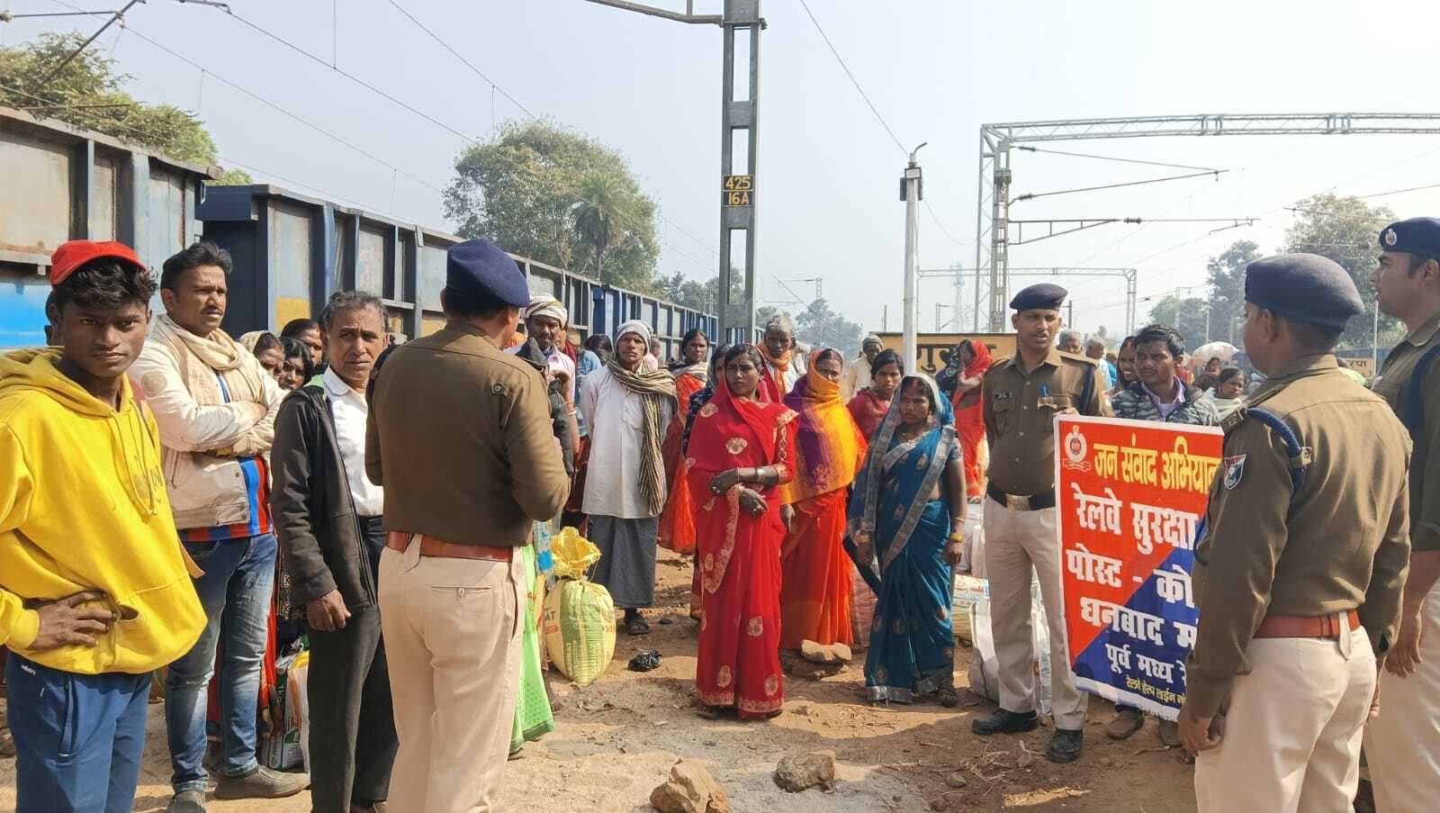 Gaya News : फुट ओवरब्रिज का करें इस्तेमाल, न करें ट्रैक पार