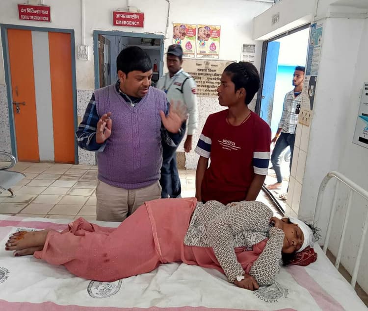 दो बाइक की टक्कर में बाइक सवार दंपती जख्मी, रेफर