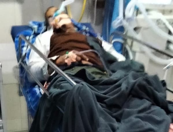 पेड़ से टकराने से बाइक सवार युवक की मौत, दो की हालत गंभीर