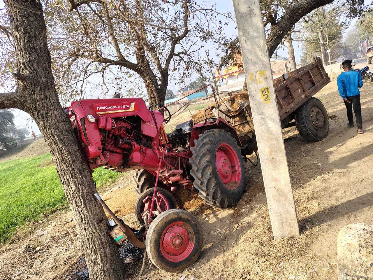 ट्रैक्टर पेड़ से टकराया, चालक चोटिल
