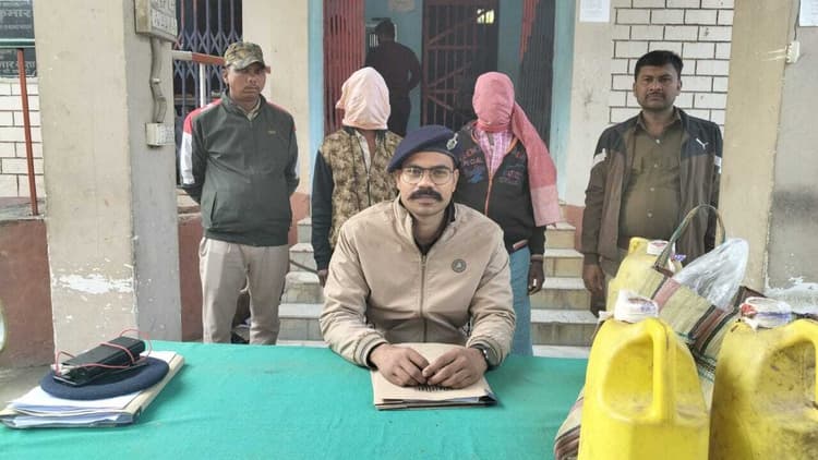 20 लीटर देशी शराब के साथ दो तस्कर गिरफ्तार