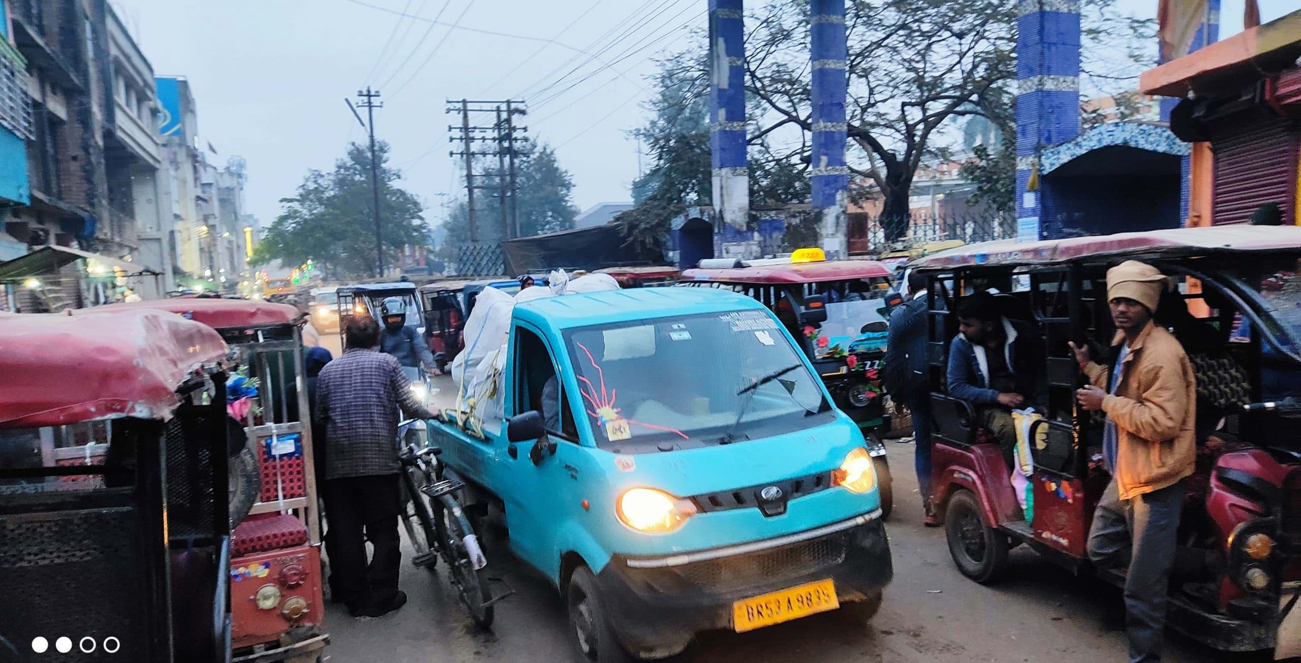 स्टेशन के दोनों मुख्य गेट पर बना ई-रिक्शा का अनाधिकृत स्टैंड, यात्री परेशान