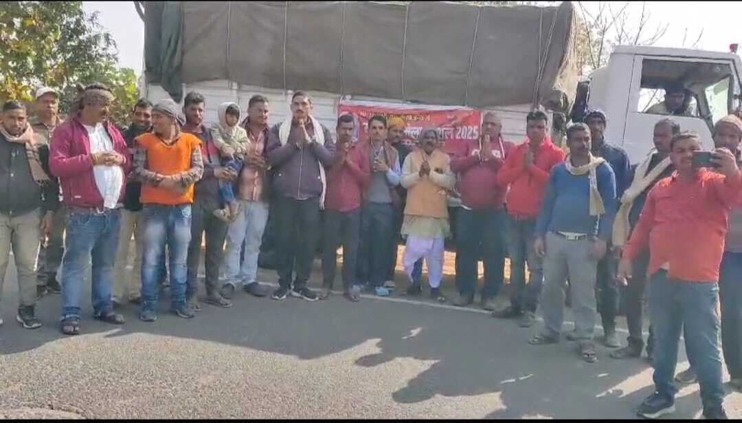 Jamui news : श्रद्धालुओं का जत्था कुंभ, चित्रकूट व अयोध्या के लिए रवाना