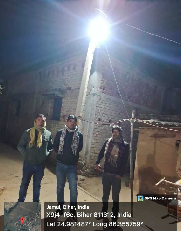 Jamui news : पंचायत राज पदाधिकारी ने सोलर लाइट का निरीक्षण