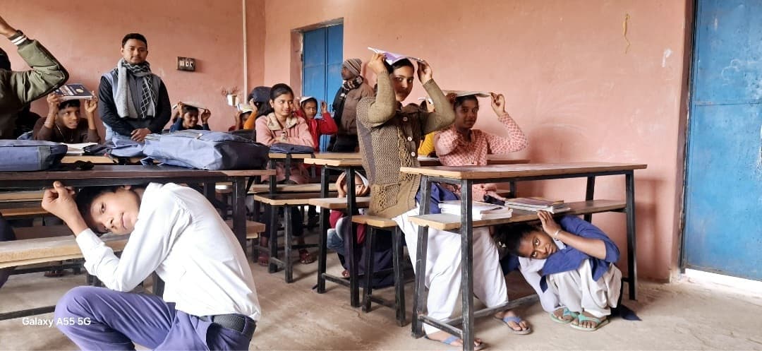 Jamui news : भूकंप से बचाव को लेकर बच्चों को कराया गया मॉक ड्रिल